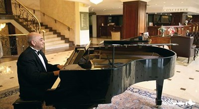 پیانو موجود در لابی هتل